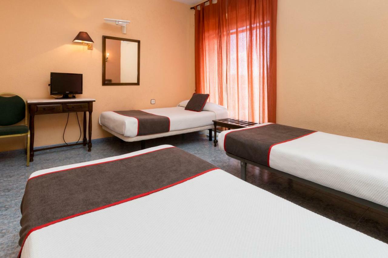 Oyo Hotel Los Alamos Plasencia Exterior photo