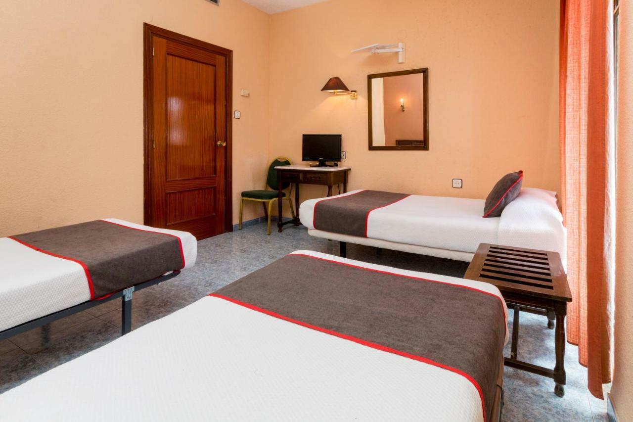 Oyo Hotel Los Alamos Plasencia Exterior photo